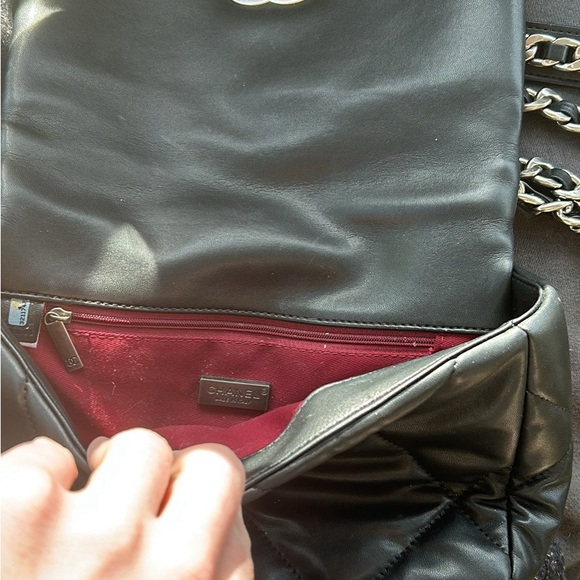 Chanel Black Quilted Leather Shoulder Bag - Picture 2 of 7